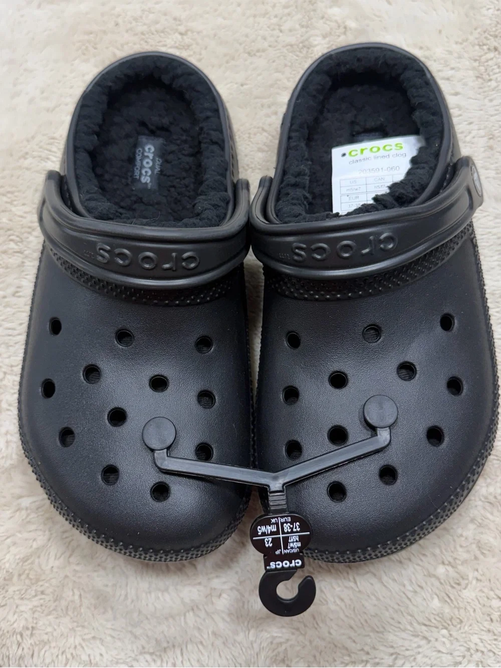 CROCS Classic Lined Clog in Black Men’s 5 / Women’s 7